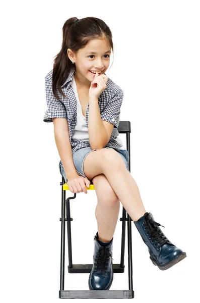Menina sentada na cadeira retrato no fundo branco — Fotografia de Stock