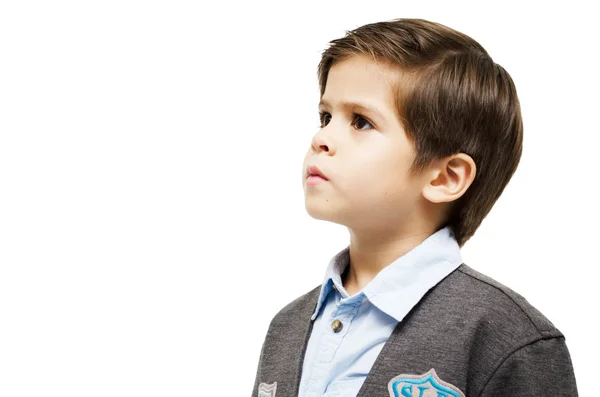 Маленький мальчик смотрит на белом фоне — стоковое фото