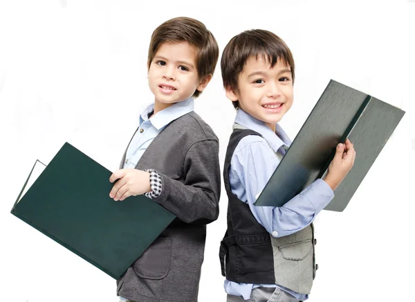 Pequenos dois meninos lendo livros sobre fundo branco — Fotografia de Stock