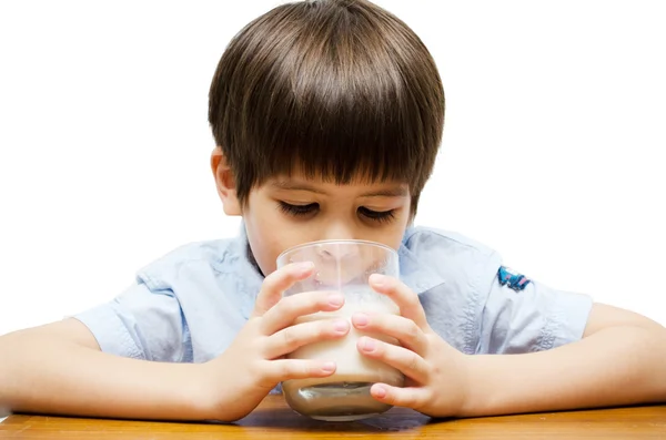Menino bebendo leite — Fotografia de Stock