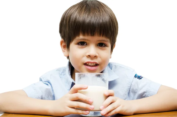 Menino bebendo leite com sorriso — Fotografia de Stock