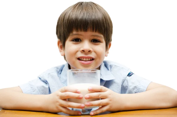 Kleine jongen consumptiemelk met lachende — Stockfoto