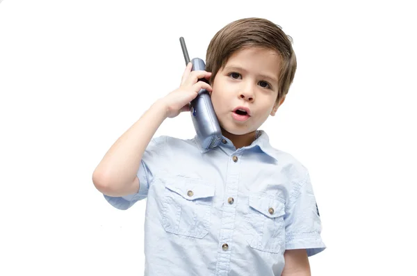 Lille dreng ved hjælp af telefonopkald på hvid baggrund - Stock-foto