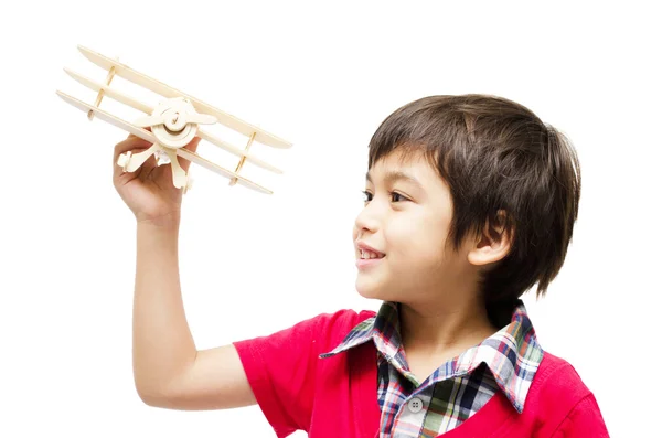 Мальчик играет с игрушечным самолетом. Изолированный на белом бэкгре — стоковое фото