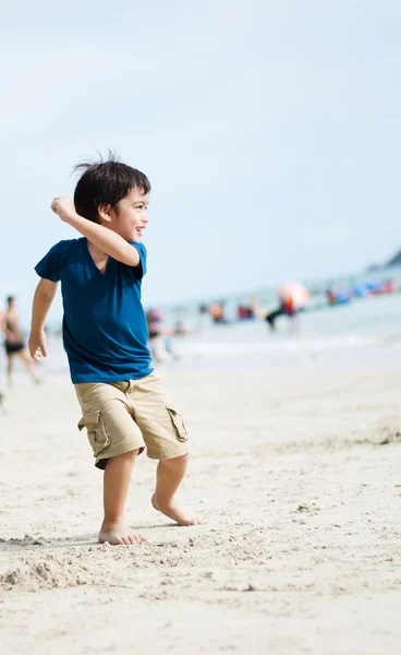 Petit garçon courant vers l'océan sur la plage — Photo