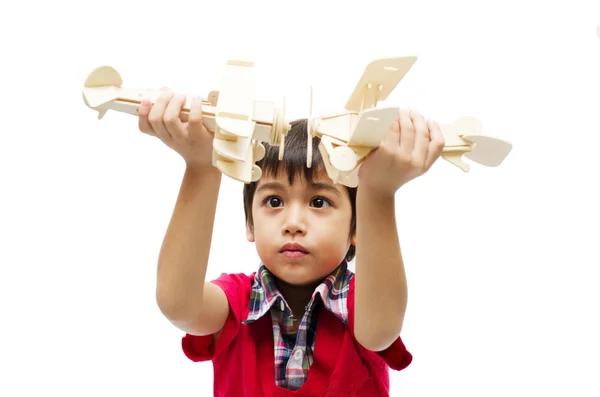 Niño jugando con un avión de juguete. Aislado sobre fondo blanco — Foto de Stock