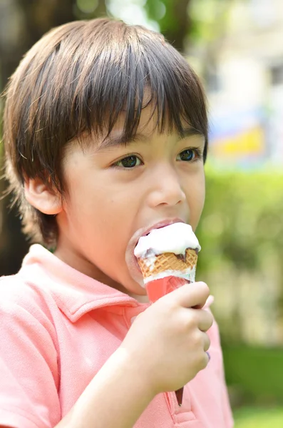 Little boy eating icecream — Stock Photo, Image
