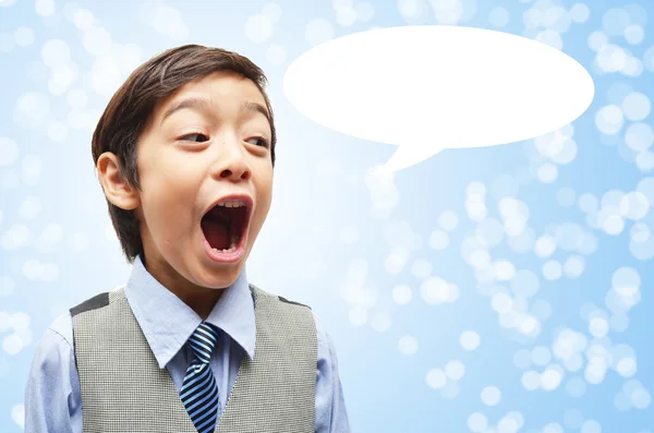 Ragazzino bocca aperta ampio parlando in bianco — Foto Stock