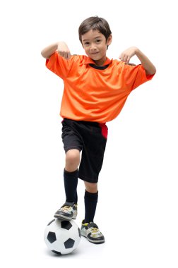 Futbol beyaz zemin üzerine olan küçük çocuk