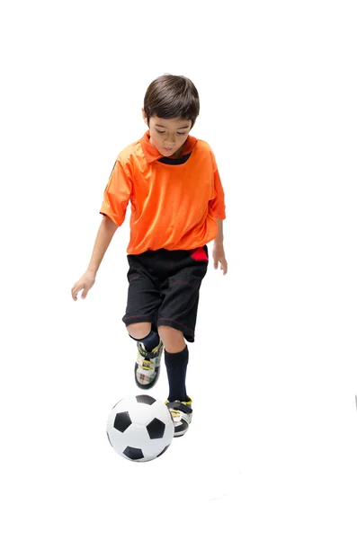 Маленький хлопчик штовхає футбол на білому тлі — стокове фото
