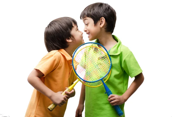 Piccolo fratello ragazzo tenendo racchetta badminton per giocare — Foto Stock