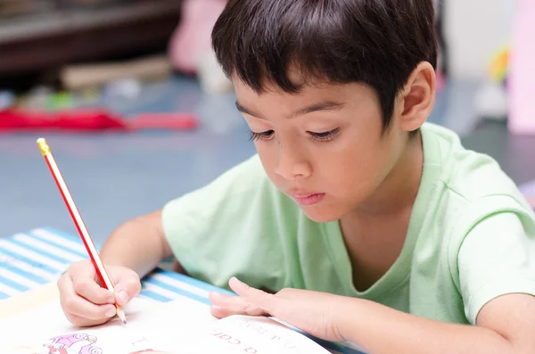 Niño pequeño escribiendo tarea —  Fotos de Stock