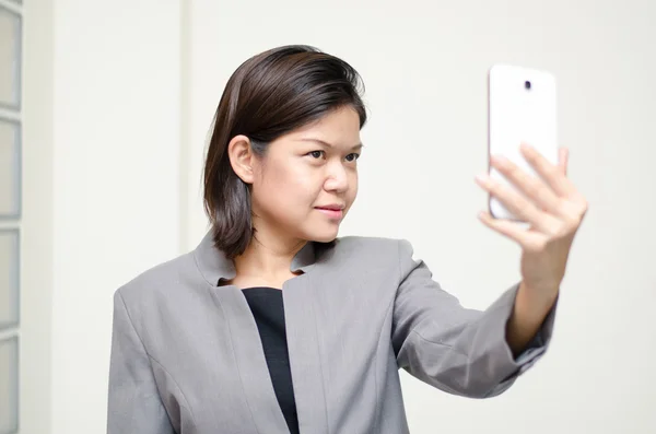 Geschäftsfrau macht Selfie mit sich selbst — Stockfoto