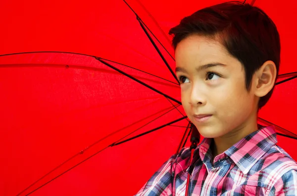 Menino tomando um guarda-chuva — Fotografia de Stock