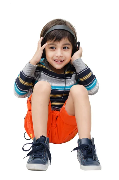 Niño escuchando la música con auriculares —  Fotos de Stock