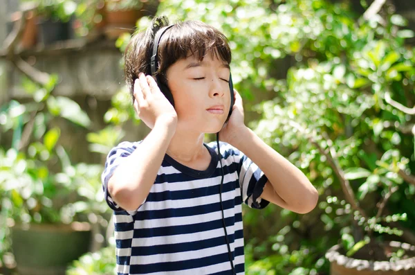 Liten pojke lyssnar ljudet av naturen — Stockfoto