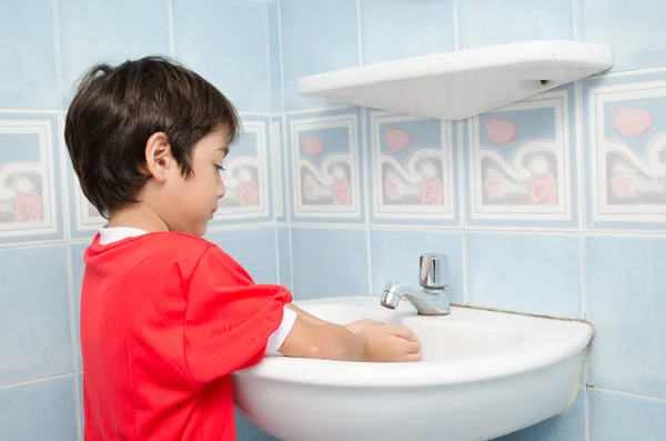 小男孩水洗手 — 图库照片
