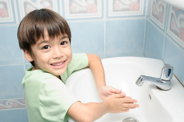 Niño esperando a lavarse la mano — Foto de Stock