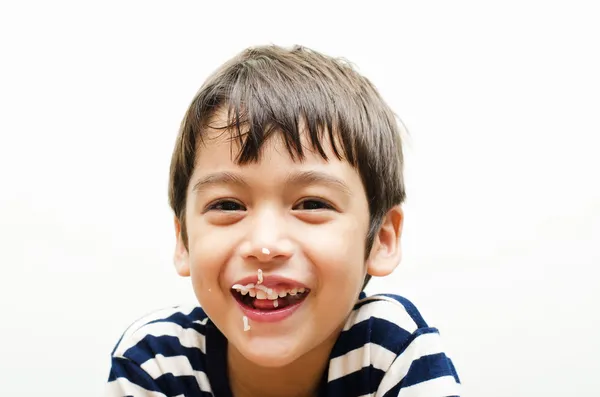 Маленький хлопчик їсть рис щасливе обличчя — стокове фото