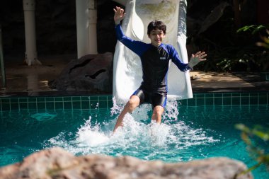 Su parkında tatilde mutlu bir aile. 