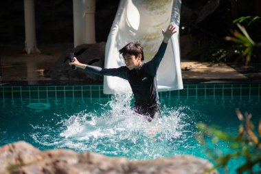 Su parkında tatilde mutlu bir aile. 