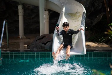 Su parkında tatilde mutlu bir aile. 