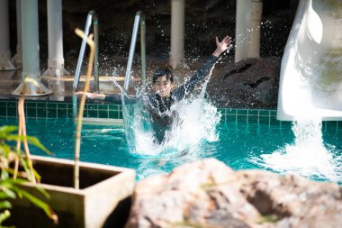 Su parkında tatilde mutlu bir aile. 