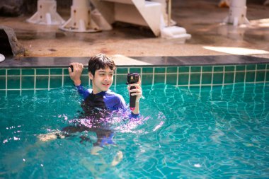 Su parkında tatilde mutlu bir aile. 