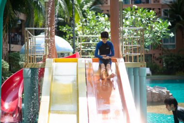 Su parkında tatilde mutlu bir aile. 