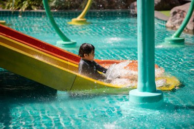 Su parkında tatilde mutlu bir aile. 