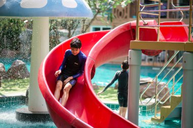 Su parkında tatilde mutlu bir aile. 