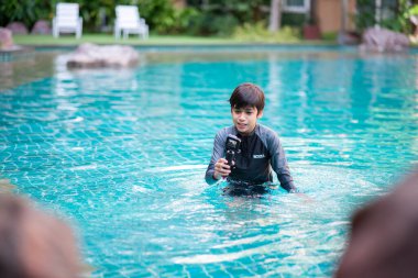 Su parkında tatilde mutlu bir aile. 