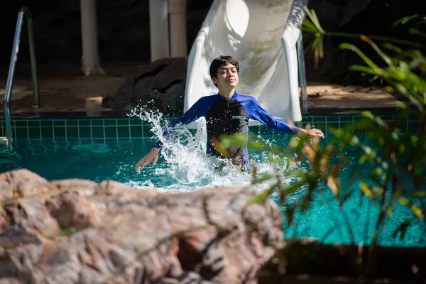 Su parkında tatilde mutlu bir aile. 