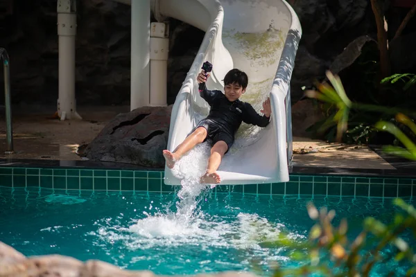 Su parkında tatilde mutlu bir aile. 