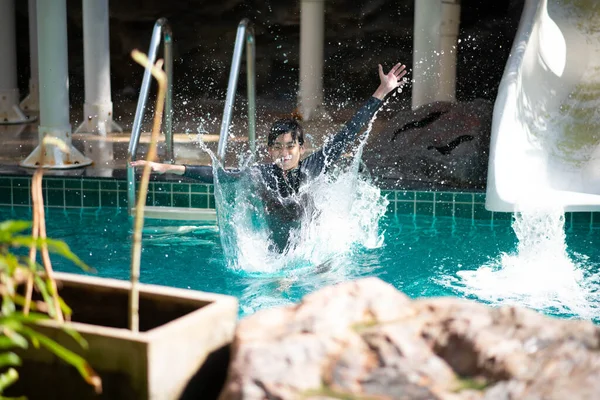 Su parkında tatilde mutlu bir aile. 