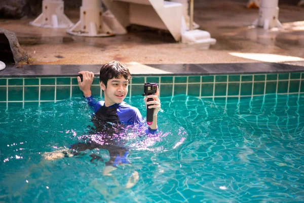 Familia Feliz Parque Acuático Vacaciones —  Fotos de Stock