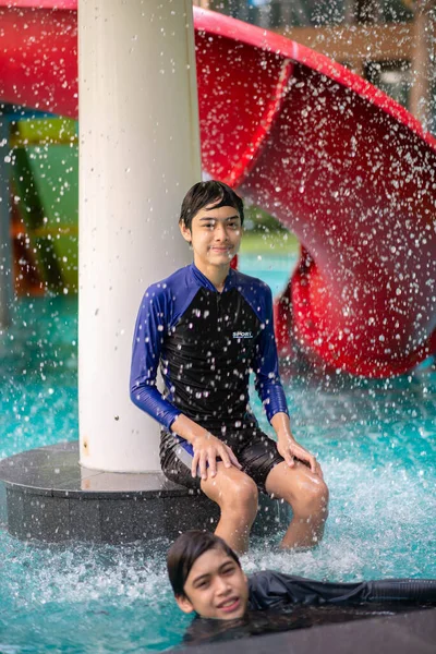 Familia Asiática Vacaciones Waterpark Aire Libre — Foto de Stock