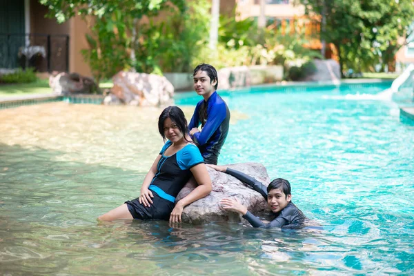 야외에서 휴가를 보내고 아시아 가족들 — 스톡 사진