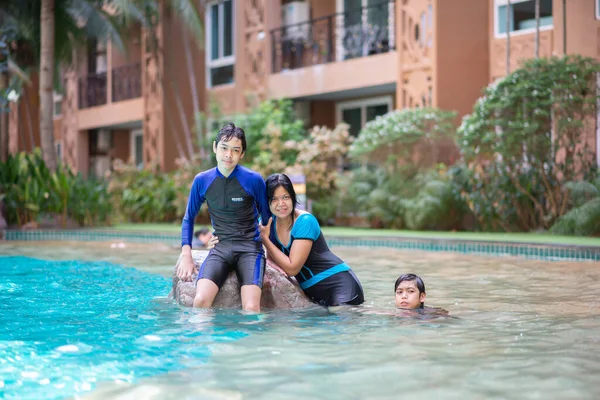 Asijské Rodiny Dovolené Aquaparku Venkovní — Stock fotografie