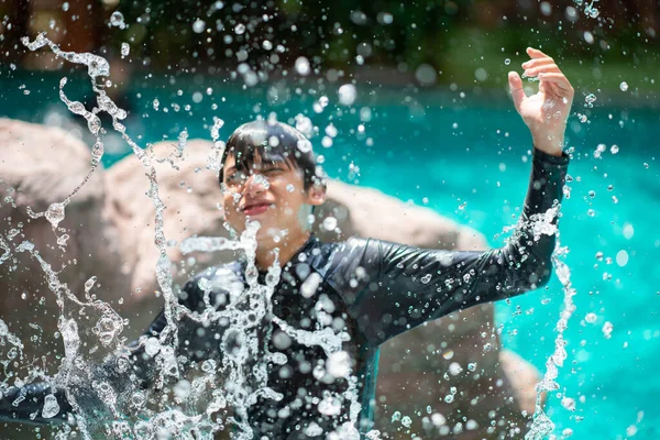 Asyalı aile su parkında tatilde. 