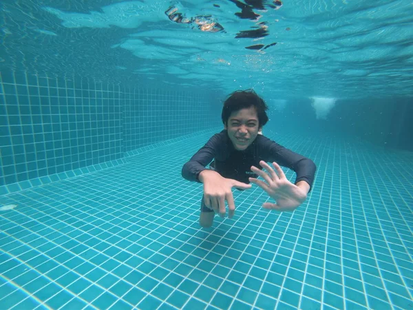 Мальчик Веселится Играя Водой Бассейне Счастливая Улыбка — стоковое фото