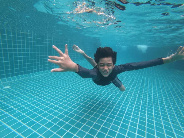 Petit Garçon Amusant Jouer Sous Eau Dans Piscine Sourire Heureux — Photo