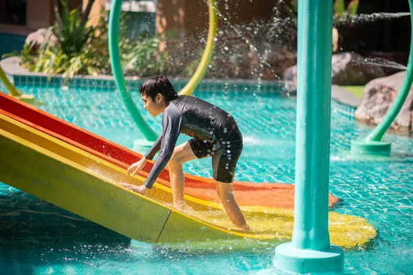 Su parkında tatilde mutlu bir aile. 