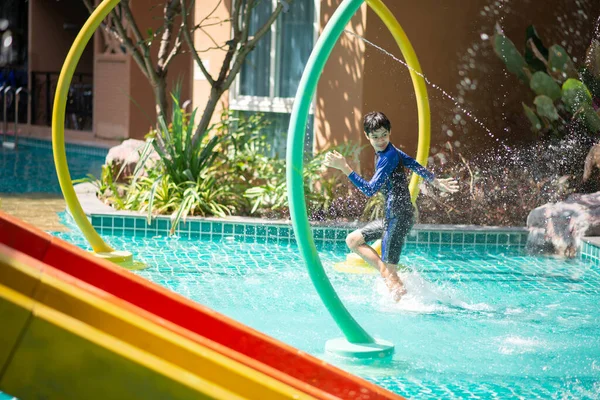 Su parkında tatilde mutlu bir aile. 