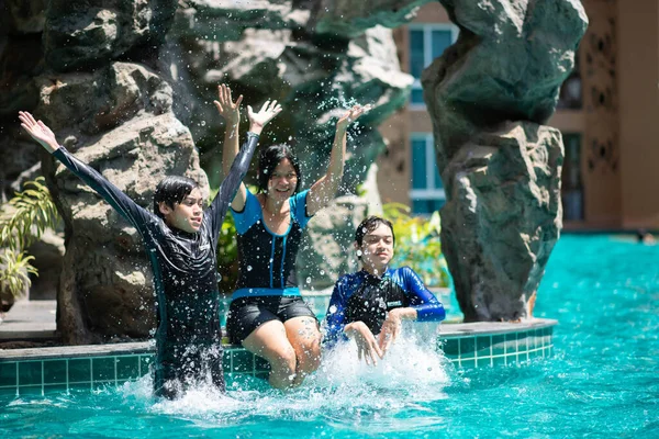 Familia Asiática Vacaciones Waterpark Aire Libre Imágenes De Stock Sin Royalties Gratis