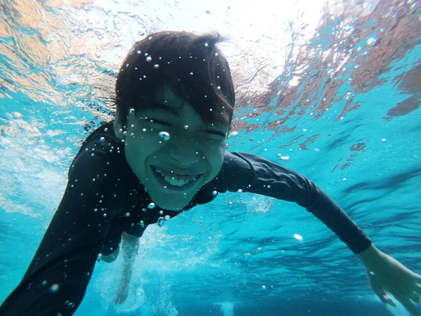 Menino Divertindo Jogando Debaixo Água Piscina Sorriso Feliz Fotografia De Stock