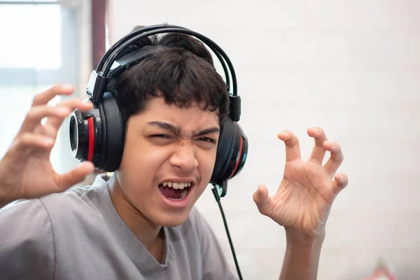 Adolescente Jogando Jogo Computador Com Fone Ouvido — Fotografia de Stock