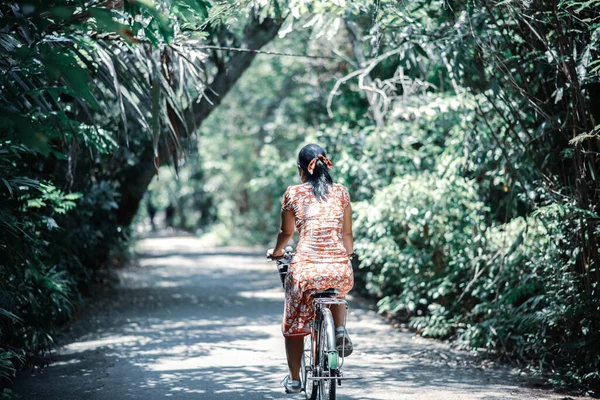 Mulher Asiática Andar Bicicleta Parque Cidade — Fotografia de Stock