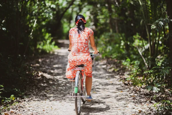 Mulher Asiática Andar Bicicleta Parque Cidade — Fotografia de Stock
