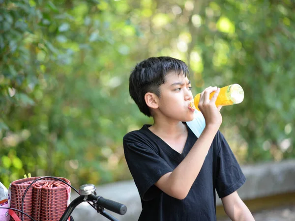 Teenager Chlapec Pití Ovocný Džus Parku Táboření Letní Čas — Stock fotografie